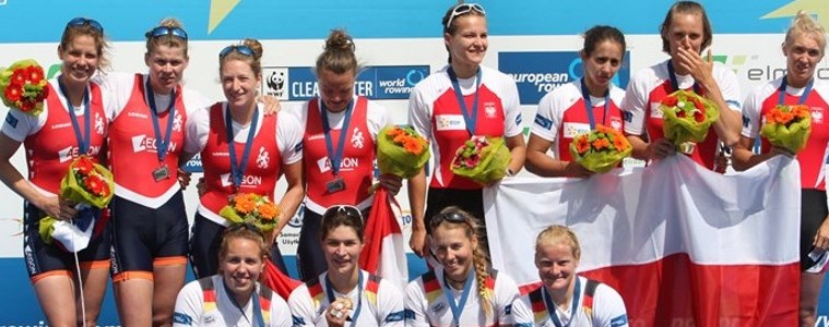 a female rowing team